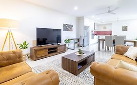 Executive Suite With Pool & Gym, 2 Car Parks